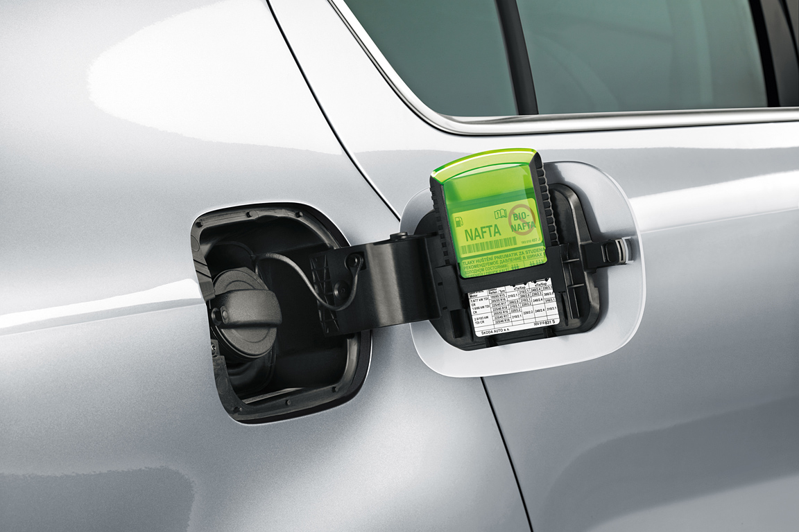 Скребок для льда в новой Skoda Octavia встроен в лючок бензобака