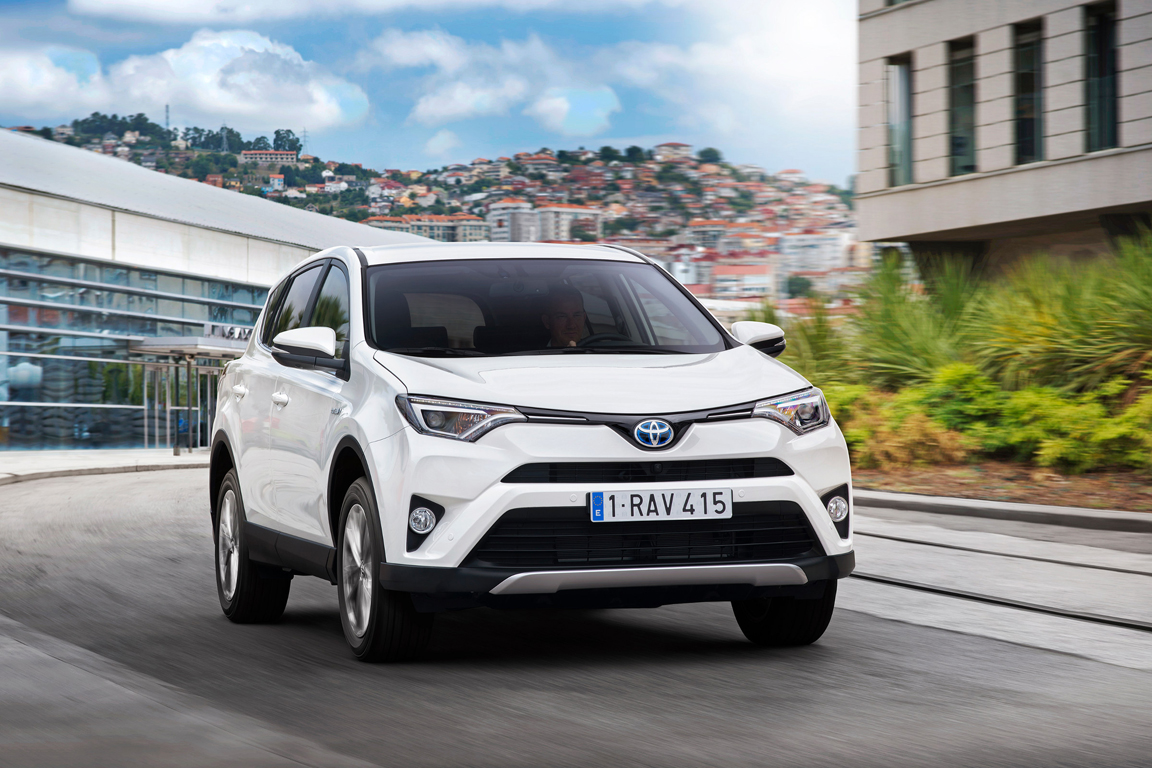 Кроссоверу Тоёта RAV4 обновили комплектации и вернули дизель