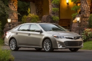 Компания Toyota начинает оснащать автомобили беспроводной зарядкой для мобильников