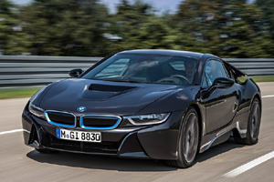 Суперкар BMW i8 разбирают как горячие пирожки